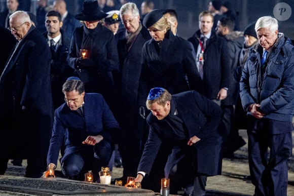 La reine Maxima et le roi Willem-Alexander des Pays-Bas se sont recueillis et ont déposé des lumignons sur le monument mémorial lors de la cérémonie commémorative du 75e anniversaire de la libération du camp d'Auschwitz-Birkenau à Brzezinka en Pologne le 27 janvier 2020.