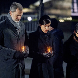 Le roi Felipe VI et la reine Letizia d'Espagne recueillis lors de la cérémonie commémorative du 75e anniversaire de la libération du camp d'Auschwitz-Birkenau à Brzezinka en Pologne le 27 janvier 2020.