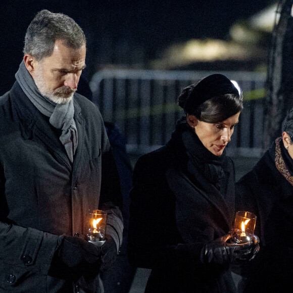 Le roi Felipe VI et la reine Letizia d'Espagne dans le recueillement lors de la cérémonie commémorative du 75e anniversaire de la libération du camp d'Auschwitz-Birkenau à Brzezinka en Pologne le 27 janvier 2020.