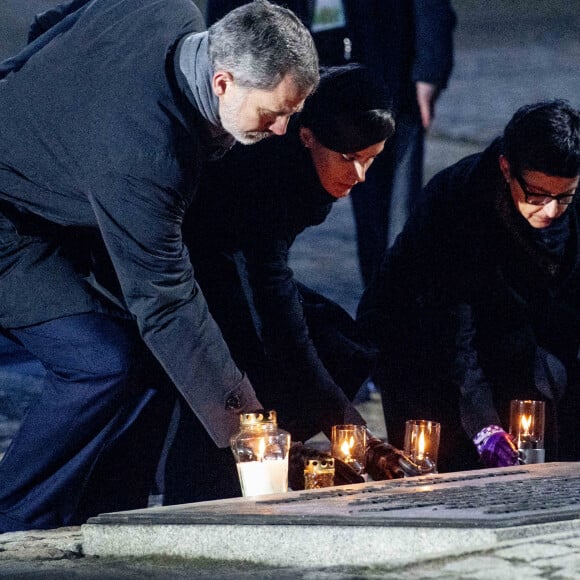 Le roi Felipe VI et la reine Letizia d'Espagne déposant des lumignons lors de la cérémonie commémorative du 75e anniversaire de la libération du camp d'Auschwitz-Birkenau à Brzezinka en Pologne le 27 janvier 2020.