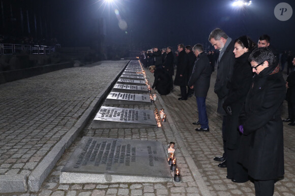 Le roi Felipe VI et la reine Letizia d'Espagne et les autres dignitaires recueillis lors de la cérémonie commémorative du 75e anniversaire de la libération du camp d'Auschwitz-Birkenau à Brzezinka en Pologne le 27 janvier 2020.