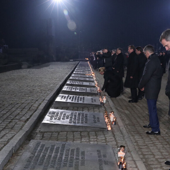 Le roi Felipe VI et la reine Letizia d'Espagne et les autres dignitaires recueillis lors de la cérémonie commémorative du 75e anniversaire de la libération du camp d'Auschwitz-Birkenau à Brzezinka en Pologne le 27 janvier 2020.