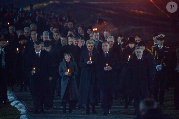 Le cortège des dignitaires, au sein duquel on peut remarquer le roi Felipe VI d'Espagne et le roi Philippe de Belgique, lors de la cérémonie commémorative du 75e anniversaire de la libération du camp d'Auschwitz-Birkenau à Brzezinka en Pologne le 27 janvier 2020.