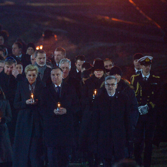 Le cortège des dignitaires, au sein duquel on peut remarquer le roi Felipe VI d'Espagne et le roi Philippe de Belgique, lors de la cérémonie commémorative du 75e anniversaire de la libération du camp d'Auschwitz-Birkenau à Brzezinka en Pologne le 27 janvier 2020.