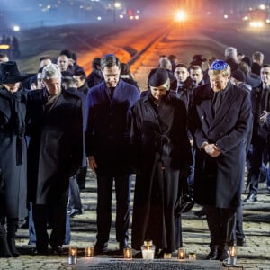 La reine Mathilde et le roi Philippe de Belgique, le Premier ministre des Pays-Bas Mark Rutte, le roi Willem-Alexander et la reine Maxima des Pays-Bas à la cérémonie commémorative des 75 ans de la libération du camp d'Auschwitz-Birkenau à Brzezinka, le 27 janvier 2020, en Pologne.