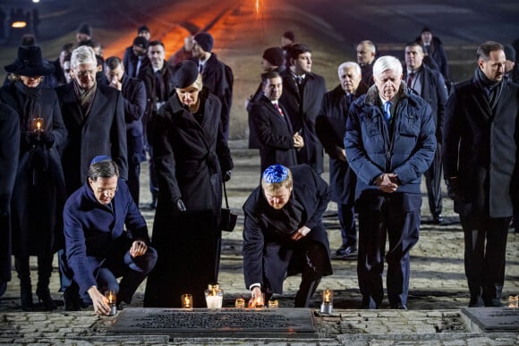 La reine Mathilde de Belgique, le roi Philippe de Belgique, le Premier ministre des Pays-Bas, Mark Rutte, le roi Willem-Alexander et la reine Maxima des Pays-Bas recueillis devant le mémorial lors de la cérémonie commémorative des 75 ans de la libération du camp d'Auschwitz-Birkenau à Brzezinka, le 27 janvier 2020, en Pologne.