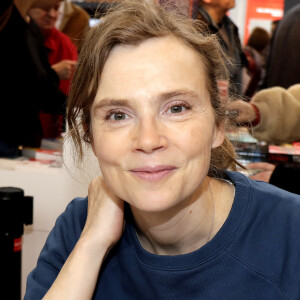 Isabelle Carré - Salon du livre de Paris le 16 mars 2019. © Cédric Perrin/Bestimage