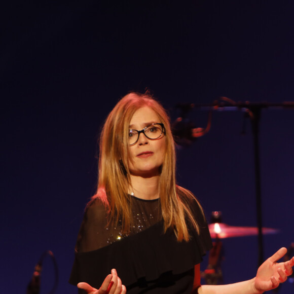 La présentatrice de la cérémonie des Grands Prix 2017 Isabelle Carré - Remise des Prix Sacem 2017 à la salle Pleyel à Paris, France, le 27 novembre 2017. Décernés chaque année, à l'issue d'un vote du conseil d'administration, les Grands Prix Sacem récompensent des auteurs, auteurs-réalisateurs, compositeurs et éditeurs de musique membres de la Sacem. Ces prix ont pour vocation de rendre hommage à de grandes carrières et de mettre en lumière des parcours prometteurs. © Marc Ausset-Lacroix/Bestimage