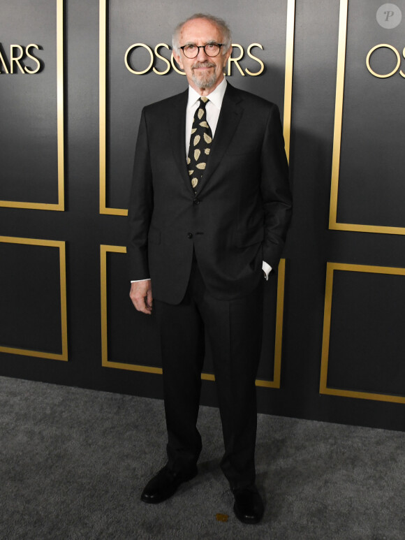 Jonathan Pryce lors du photocall de la 92ème édition du déjeuner des nominés aux Oscars au Ray Dolby Ballroom à Los Angeles, Californie, Etats-Unis, le 27 janvier 2020.