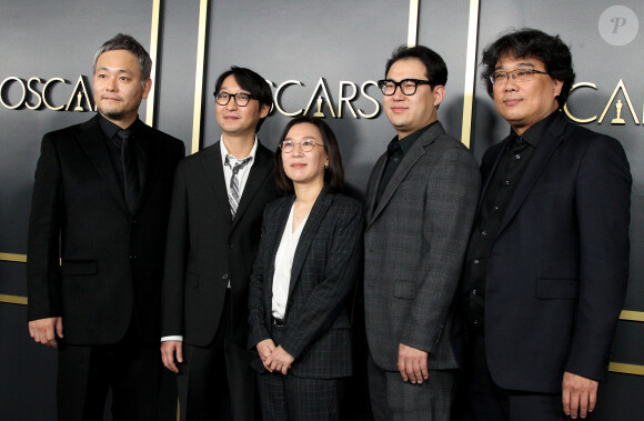 Ha-jun Lee, Yang Jin-mo, Kwak Sin-ae, Han Jin Wan and Bon Joon-ho lors du photocall de la 92ème édition du déjeuner des nominés aux Oscars au Ray Dolby Ballroom à Los Angeles, Californie, Etats-Unis, le 27 janvier 2020.