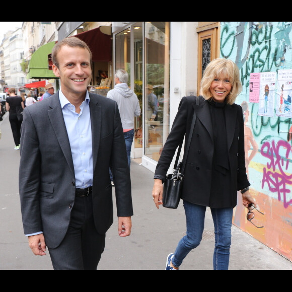 Emmanuel Macron et sa femme Brigitte Macron quittent la Maison de la Radio et vont déjeuner à Montmartre le 4 septembre 2016.