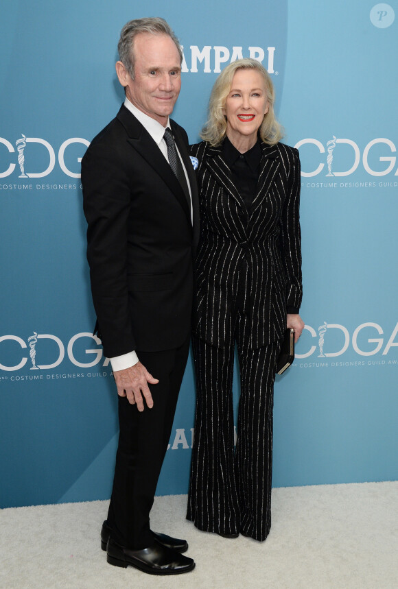 Catherine O'Hara et son mari Bo Welch assistent à la 22ème édition des Costume Designers Guild Awards (CDGA) au Beverly Hilton Hotel à Beverly Hills, Los Angeles, le 28 janvier 2020.