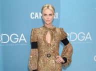Charlize Theron : Divine en look doré aux Costume Designer Guild Awards