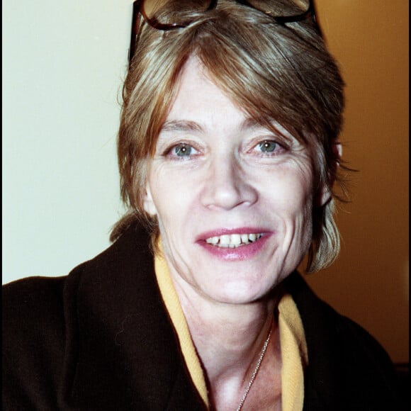 Archives - Françoise Hardy lors du vernissage de l'exposition de Jean-Marie Perrier. Le 27 novembre 1998.