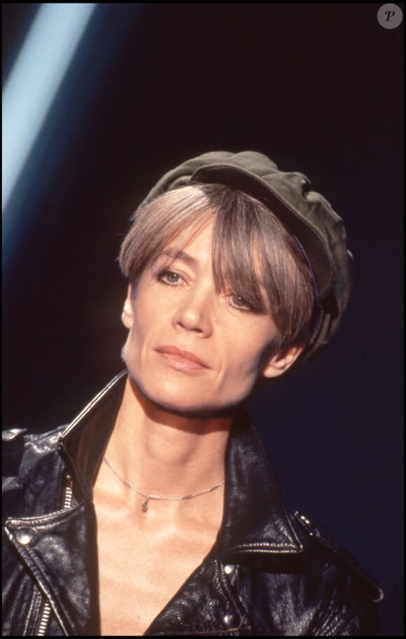 Avec de nombreux tubes comme Mon amie la rose, Message personnel, Tous les garçons et les filles ou encore La maison où j'ai grandi.
Archives - Françoise Hardy sur le plateau d'une émission télévisée en 1993.