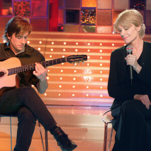 C'est son fils, Thomas Dutronc, qui a annoncé la nouvelle sur ses réseaux sociaux.
Françoise Hardy et son fils Thomas Dutronc dans l'émission "Vivement dimanche", présentée par Michel Drucker. Le 9 janvier 2001. © Jean-Jacques Datchary/ABACA