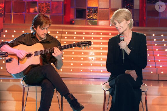 C'est son fils, Thomas Dutronc, qui a annoncé la nouvelle sur ses réseaux sociaux.
Françoise Hardy et son fils Thomas Dutronc dans l'émission "Vivement dimanche", présentée par Michel Drucker. Le 9 janvier 2001. © Jean-Jacques Datchary/ABACA