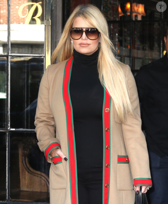 Jessica Simpson porte un manteau Gucci et se promène dans les rues de New York le 26 septembre 2019.