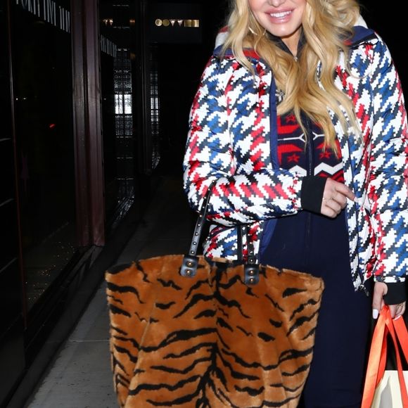Exclusif - Jessica Simpson et sa mère T. Ann Drew font du shopping à Aspen dans le Colorado. Le duo mère/fille a passé des heures à essayer des tenues dans les boutiques Dior et Forty-Five Ten. Jessica est sortie avec un pull Fair Isle à 493$, le 31 décembre 2019.