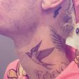 Justin Bieber s'est fait tatouer deux oiseaux et le mot "Forever" sur le cou. Décembre 2019.