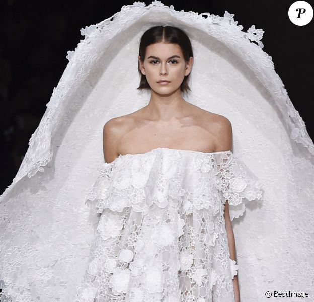 Kaia Gerber défile pour Givenchy, collection Haute Couture printemps-été 2020. Paris, le 21 janvier 2020.