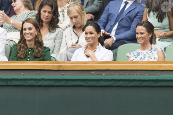 Kate Middleton, duchesse de Cambridge, Meghan Markle, duchesse de Sussex, et Pippa Middleton dans les tribunes lors de la finale femme de Wimbledon "Serena Williams - Simona Halep (2/6 - 2/6) à Londres, le 13 juillet 2019.