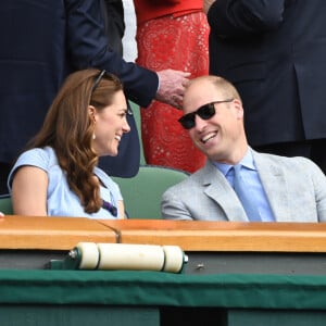 Le prince William, duc de Cambridge, et Catherine (Kate) Middleton, duchesse de Cambridge, assistent à la finale homme du tournoi de Wimbledon "Novak Djokovic - Roger Federer (7/6 - 1/6 - 7/6 - 4/6 - 13/12)" à Londres. Catherine (Kate) Middleton, duchesse de Cambridge, est venue remettre les trophées aux joueurs. Londres, le 14 juillet 2019.