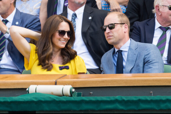 Le prince William, duc de Cambridge, Catherine (Kate) Middleton, duchesse de Cambridge, Theresa May (premier Ministre du Royaume-Uni) et son mari Phillip dans les tribunes de Wimbledon, le 15 juillet 2018.