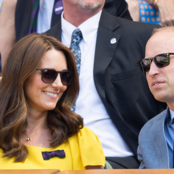 Le prince William, duc de Cambridge, Catherine (Kate) Middleton, duchesse de Cambridge, Theresa May (premier Ministre du Royaume-Uni) et son mari Phillip dans les tribunes de Wimbledon, le 15 juillet 2018.