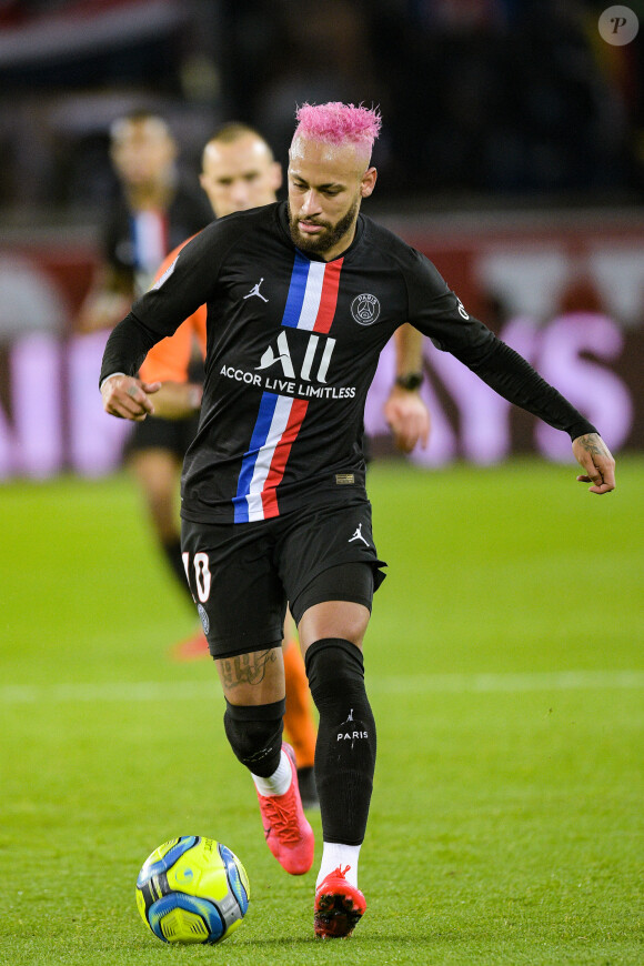 Neymar Jr (cheveux roses) - Match de Ligue 1 Conforama PSG 5-0 Montpellier au Parc des Princes à Paris le 1 février 2020 © Giancarlo Gorassini / Bestimage