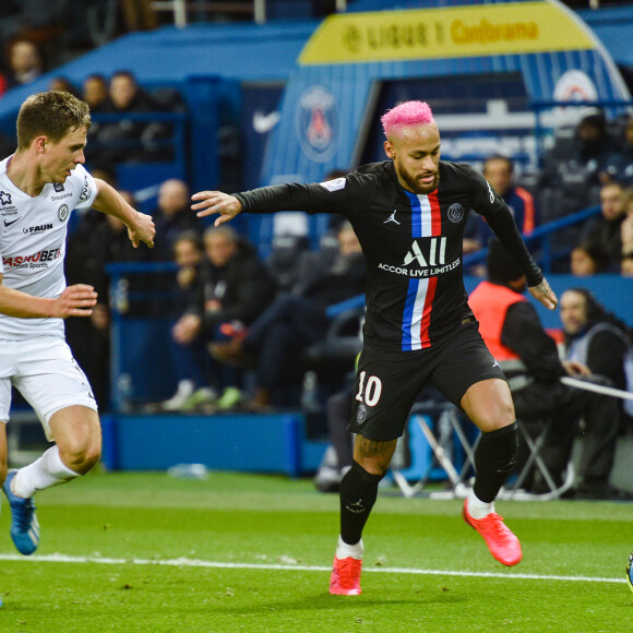 Neymar Jr (cheveux roses) - Match de Ligue 1 Conforama PSG 5-0 Montpellier au Parc des Princes à Paris le 1 février 2020 © Giancarlo Gorassini / Bestimage