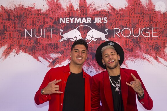 Neymar Jr. et Gabriel Medina lors de la soirée d'anniversaire "Neymar JR'S: Nuit Rouge" des 27 ans de Neymar Jr. au Pavillon Gabriel à Paris, France, le 4 février 2019. © Sarah Bastin/Red Bull Content Pool/Bestimage