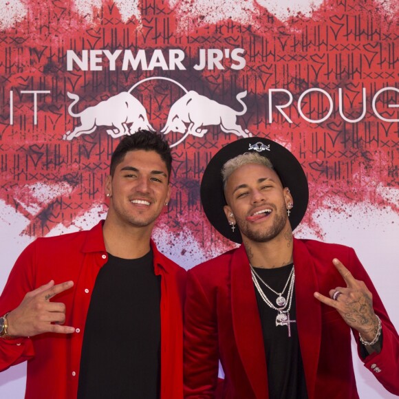 Neymar Jr. et Gabriel Medina lors de la soirée d'anniversaire "Neymar JR'S: Nuit Rouge" des 27 ans de Neymar Jr. au Pavillon Gabriel à Paris, France, le 4 février 2019. © Sarah Bastin/Red Bull Content Pool/Bestimage