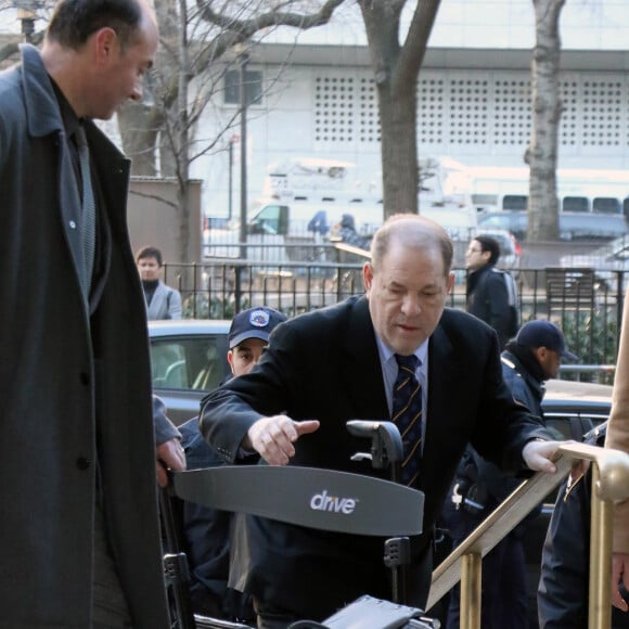 Harvey Weinstein arrive au tribunal avec son déambulateur à New York le 24 janvier 2020.