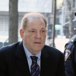 Harvey Weinstein arrive au tribunal avec son déambulateur à New York le 24 janvier 2020.