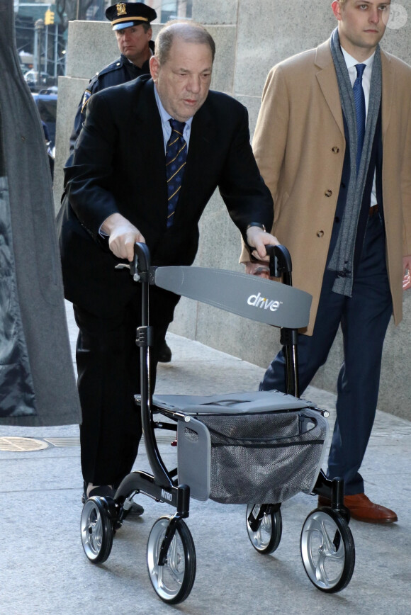 Harvey Weinstein arrive au tribunal avec son déambulateur à New York le 24 janvier 2020.