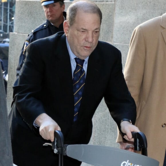 Harvey Weinstein arrive au tribunal avec son déambulateur à New York le 24 janvier 2020.