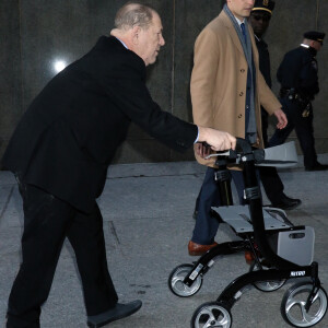 Harvey Weinstein arrive au tribunal avec son déambulateur à New York le 24 janvier 2020.