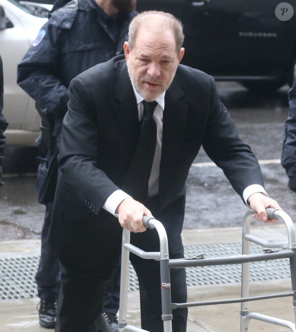 Harvey Weinstein arrive en déambulateur au tribunal pour son procès pour viol et agression sexuelle à New York le 16 janvier 2020.