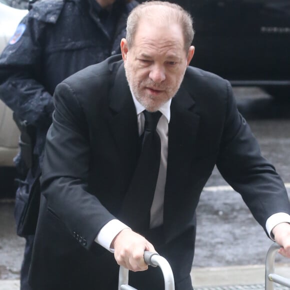 Harvey Weinstein arrive en déambulateur au tribunal pour son procès pour viol et agression sexuelle à New York le 16 janvier 2020.