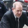 Harvey Weinstein arrive en déambulateur au tribunal pour son procès pour viol et agression sexuelle à New York le 16 janvier 2020.