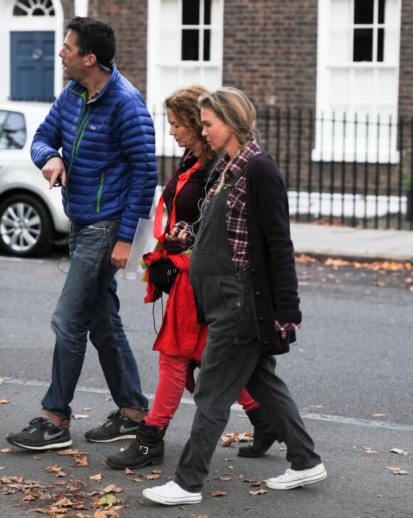 Renée Zellweger, avec son ventre de grossesse, tourne une scène pour son nouveau film "Bridget Jones 3" à Londres. Le 8 octobre 2015