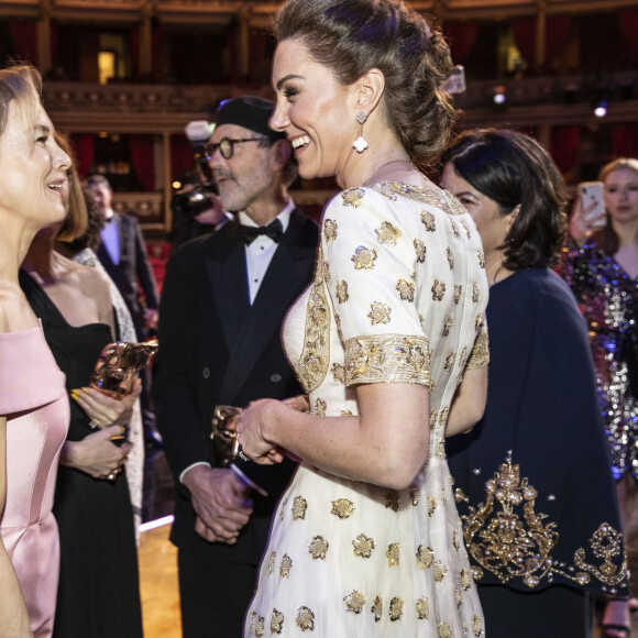 Catherine Kate Middleton, la duchesse de Cambridge et Renée Zellweger lors de la 73e cérémonie des British Academy Film Awards (BAFTA) au Royal Albert Hall à Londres, le 2 février 2020.