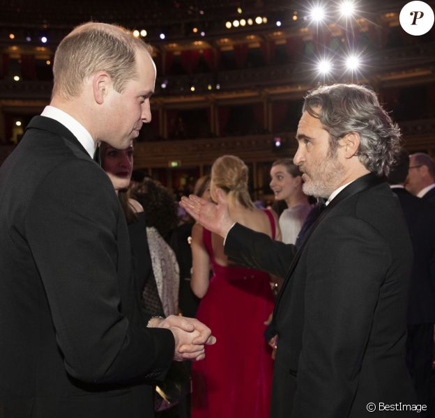 Le prince William, duc de Cambridge et Joaquin Phoenix lors de la 73e cérémonie des British Academy Film Awards (BAFTA) au Royal Albert Hall à Londres, le 2 février 2020.