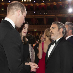 Le prince William, duc de Cambridge et Joaquin Phoenix lors de la 73e cérémonie des British Academy Film Awards (BAFTA) au Royal Albert Hall à Londres, le 2 février 2020.