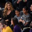 Vanessa Bryant au match des Lakers avec ses filles Natalia Diamante et Gianna Maria-Onore à Oklahoma City, le 19 décembre 2014.