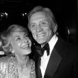 Kirk Douglas est décédé à 103 ans, le 5 février 2020 - Archives - Kirk Douglas (Cesar d'honneur) avec sa femme Anne Buydens. Ceremonie des Cesar en 1980.