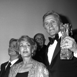 Kirk Douglas est décédé à 103 ans, le 5 février 2020 - Archives - Kirk Douglas (Cesar d'honneur) avec son fils et sa femme Anne Buydens.