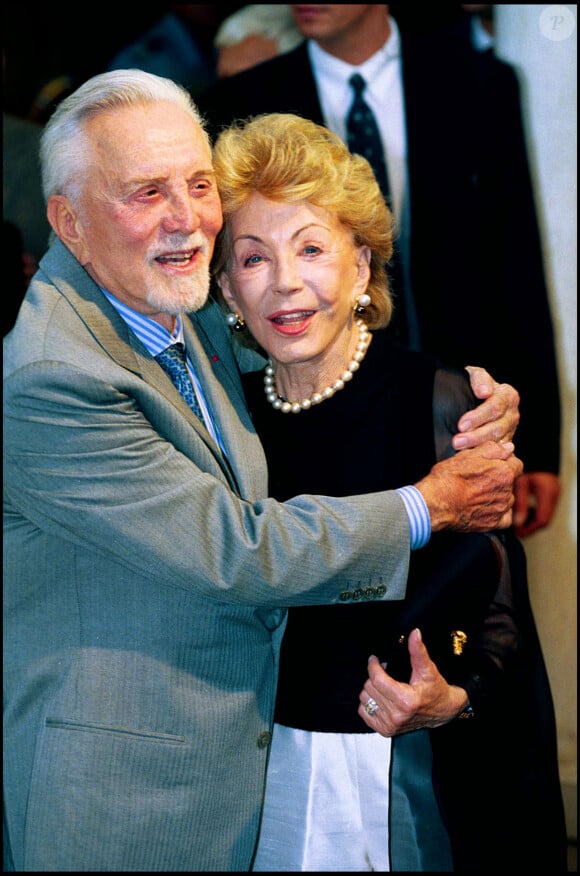 Kirk Douglas est décédé à 103 ans, le 5 février 2020 - Kirk Douglas et son épouse Anne à Deauville. Photo non datée. 