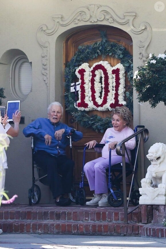 Exclusif - Kirk Douglas fête ses 101 ans aux côtés de sa femme Anne Buydens à Los Angeles, le 9 décembre 2017.